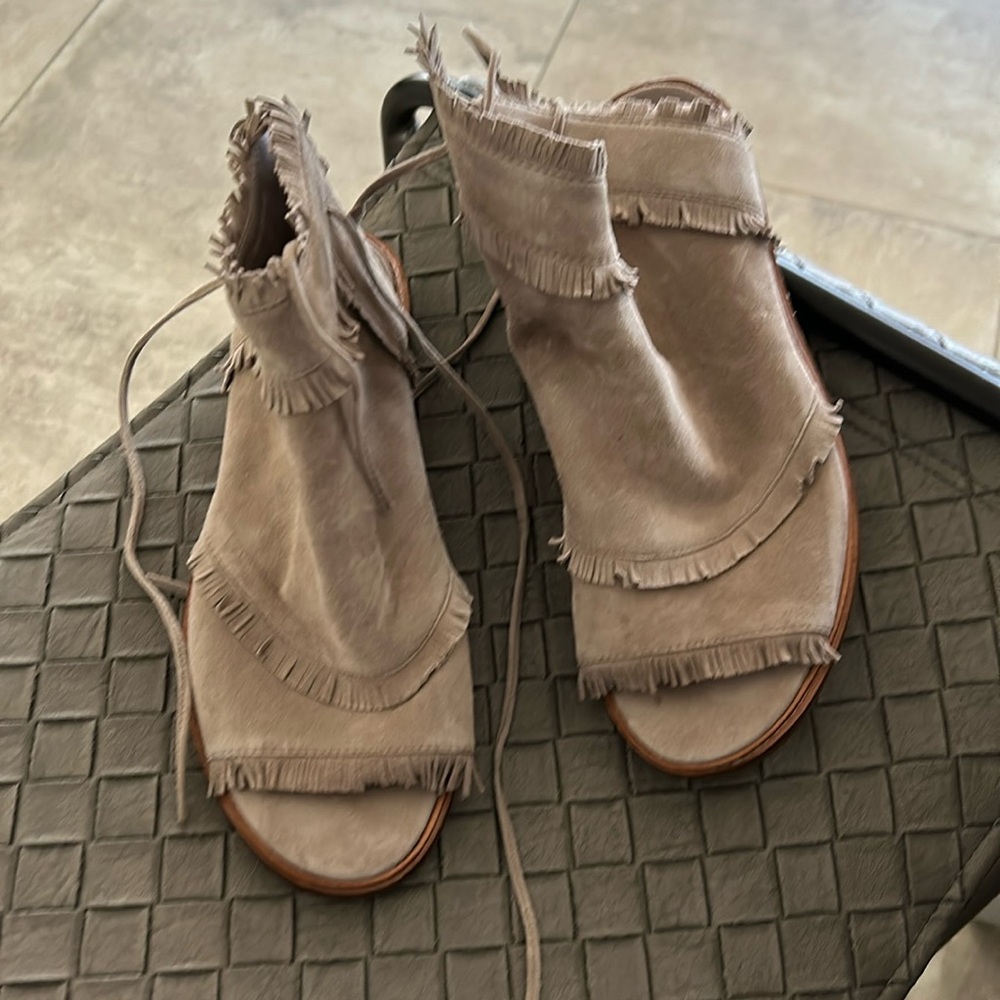 NEW Sundance mocassin sandals size 39